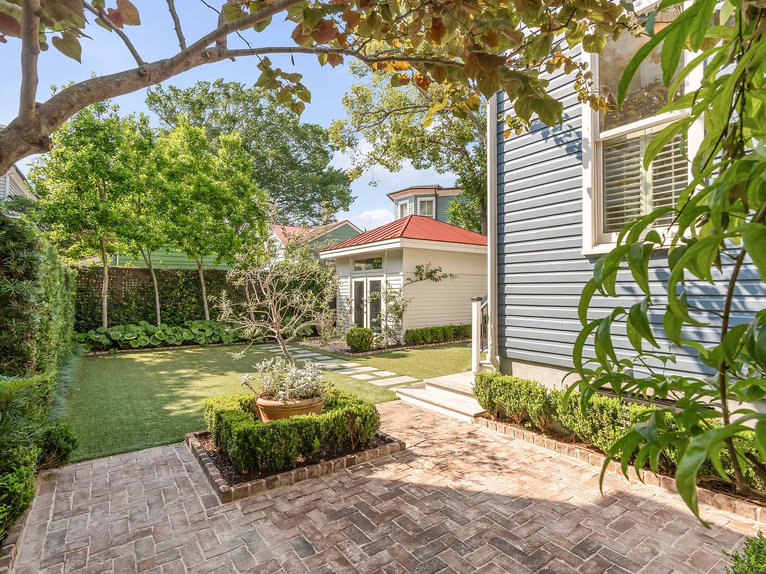 Private landscaped courtyard garden